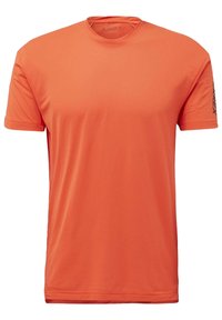 Kortærmet t-shirt i lys orange, lavet af glat, letvægtsstof. Har en rund halsudskæring og et minimalistisk design uden mønstre.