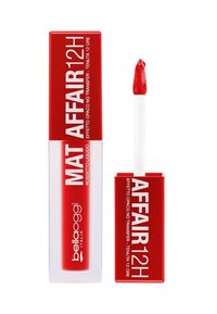 Rossetto liquido in un tubo trasparente con un cappuccio rosso audace. Presenta una punta applicatrice morbida e promette una finitura opaca di 12 ore senza trasferimenti.