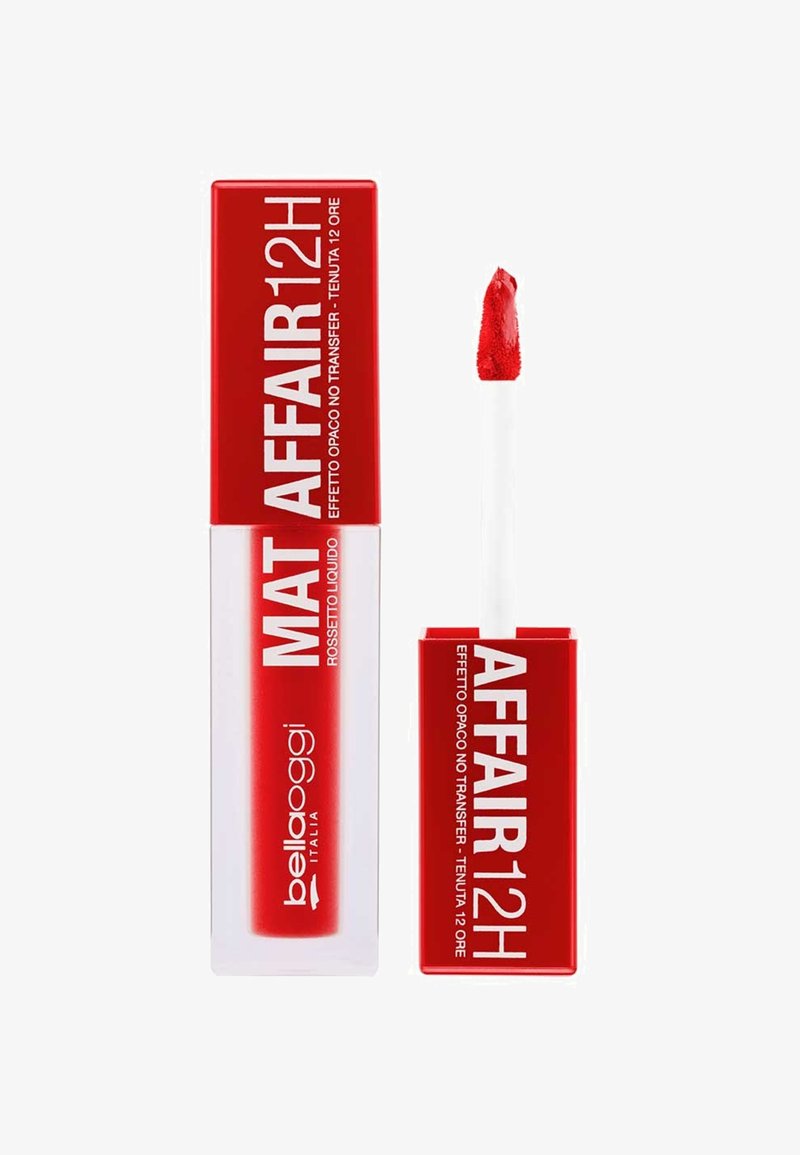 Rossetto liquido in un tubo trasparente con un cappuccio rosso audace. Presenta una punta applicatrice morbida e promette una finitura opaca di 12 ore senza trasferimenti.