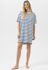 Robe courte rayée avec des rayures horizontales bleu marine et blanches, confectionnée dans un tissu doux, avec une coupe décontractée et des manches courtes.