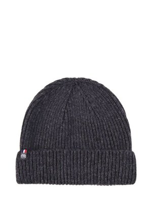 Donkergrijze geribbelde gebreide muts met omgeslagen boord en klein stoffen label met een rood, wit en blauw ontwerp aan de zijkant.