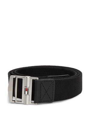 Musta kangasvyö, joka on rullattu, ja jossa on hopeanvärinen metallisolki, jossa on pieni suorakulmainen Tommy Jeans -logo, jossa on punainen, valkoinen ja sininen väri.