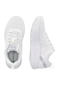 Valkoiset urheilu kengät, joissa on verkkomateriaali yläosa, teksturoitu pohja ja hillityt harmaat yksityiskohdat sivuilla. Narut ja vetotapit sisältyvät.