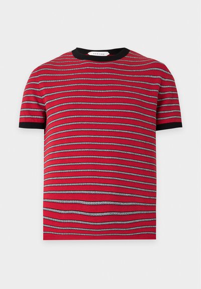 Chemise rouge à manches courtes avec des rayures horizontales noires et blanches, col noir et poignets de manches noirs, étiquette Versace à l'intérieur du col.