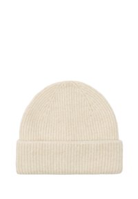 Kremowa dzianinowa czapka wykonana z miękkiej wełny. Posiada prążkowaną fakturę, podwinięty mankiet i zaokrąglony wierzch.