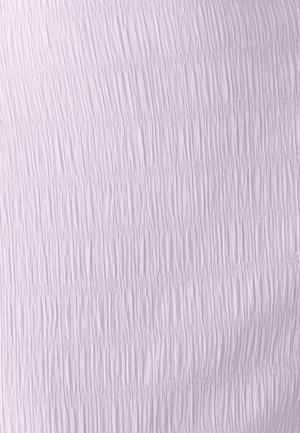 Tejido de color púrpura claro con un patrón texturizado y arrugado que presenta franjas alternas lisas y arrugadas. Material suave y elástico.