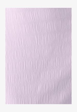 Tejido de color púrpura claro con un patrón texturizado y arrugado que presenta franjas alternas lisas y arrugadas. Material suave y elástico.