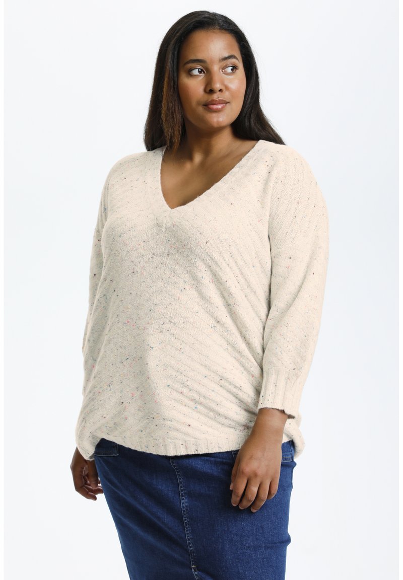 Beige gebreide trui met een V-hals, textuurpatroon en veelkleurige vlekken. Heeft lange mouwen en een ontspannen pasvorm.