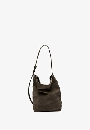 Brun ruskind skuldertaske med en enkelt justerbar strop, som har et blødt, afslappet design og en foldet flap ved åbningen.