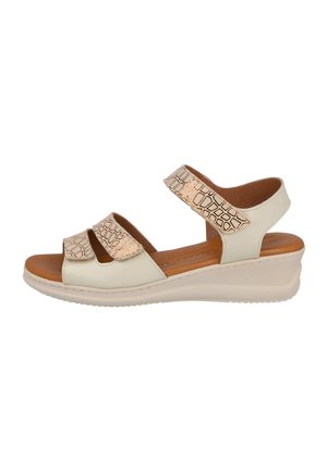 Sandalia beige con dos correas ajustables, que presenta un acento metálico texturizado. Suela acolchada y un ligero tacón cuña para mayor estabilidad.