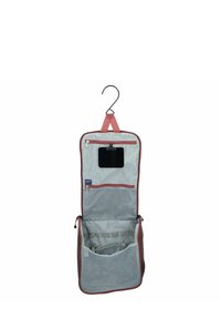 Organizador colgante con un diseño en rojo y gris, que cuenta con bolsillos de malla, un compartimento con cremallera y una correa para colgarlo fácilmente.