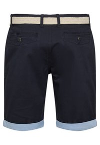Shorts navy avec des revers en bleu clair, ornés d'une ceinture tissée beige et de deux poches arrière avec fermetures boutonnées. Texture lisse.