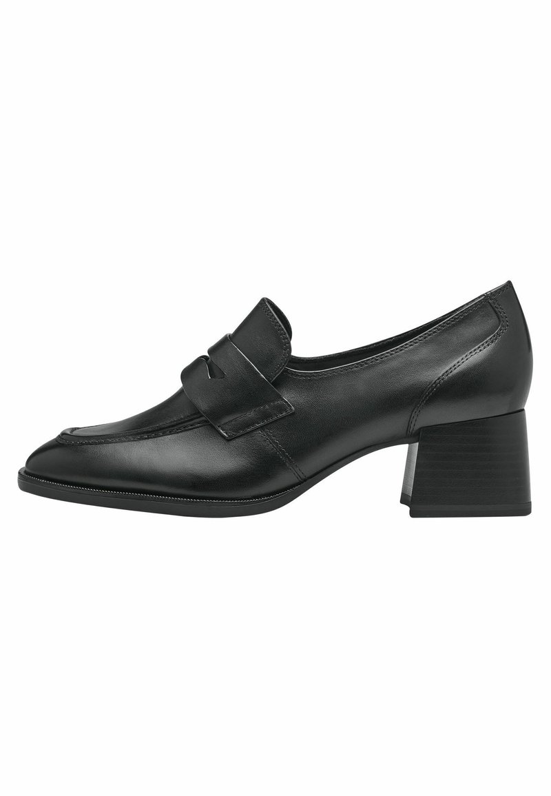 Chaussure en cuir noir à talon bloc avec un bout rond, présentant une sangle décorative sur le cou-de-pied et de subtils détails de couture.