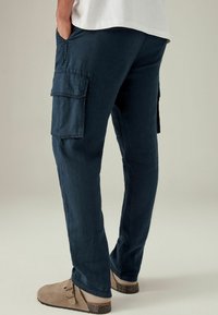 Next REGULAR FIT TAPERED LEG LINEN - Oldalzsebes nadrágok - navy blue
