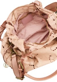 Rosa Lederhandtasche mit floral geprägt Design. Verfügt über ein weiches Innenfutter, einen Reißverschluss und einen verstellbaren Schultergurt.
