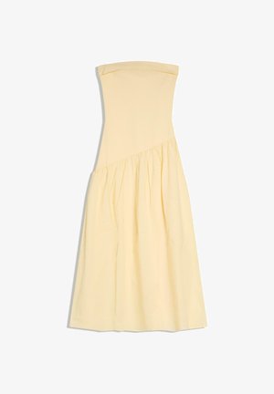 Robe midi jaune pâle sans bretelles avec jupe asymétrique froncée et corsage ajusté, présentée à plat sur fond blanc.