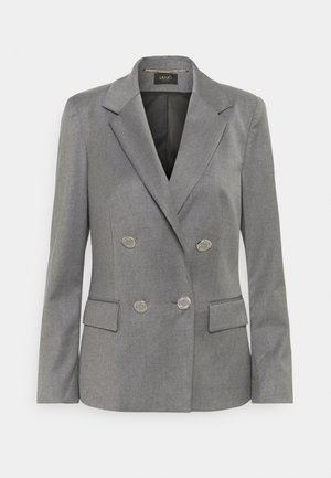 Blazer gris croisé avec revers crantés, quatre boutons argentés, poches à rabat et doublure intérieure noire, présenté sur fond blanc.