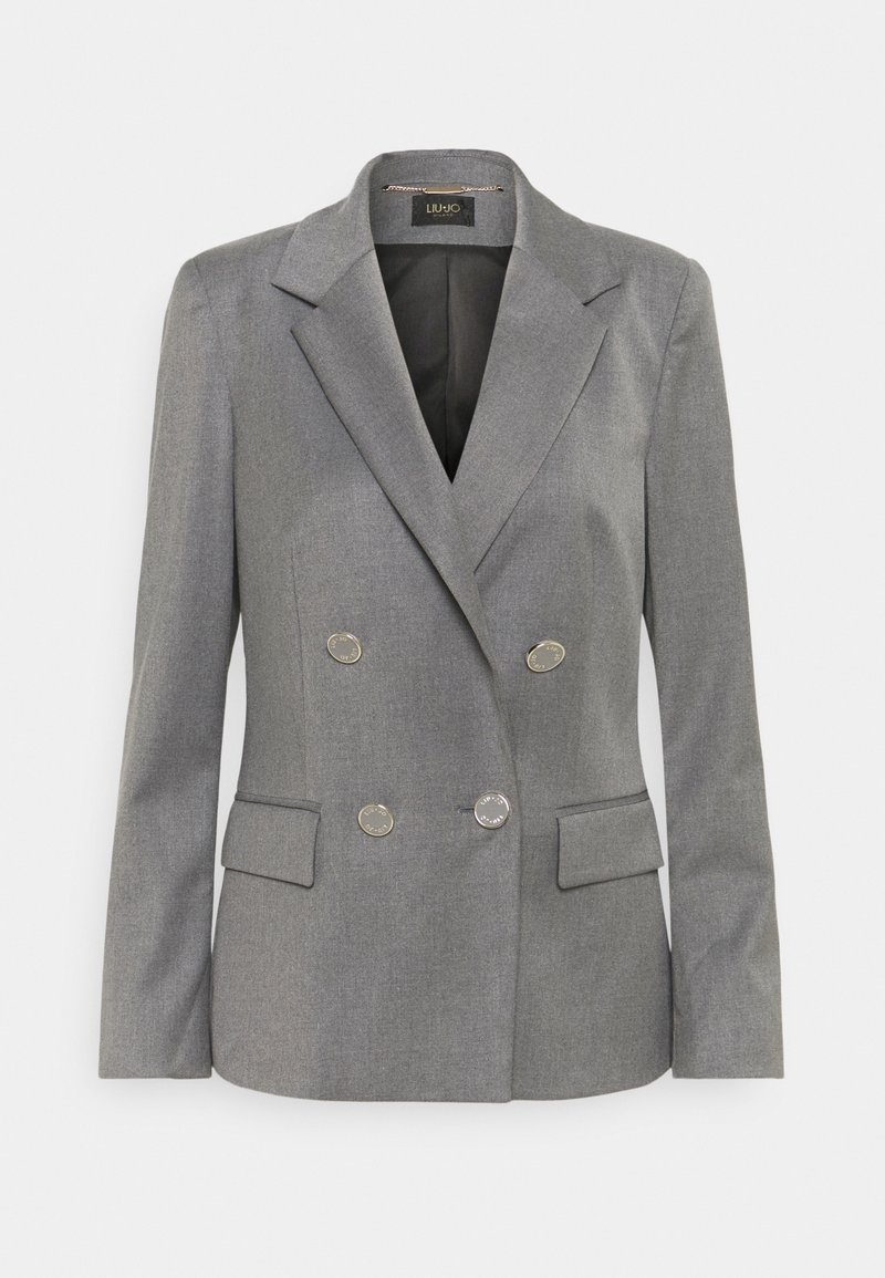 Blazer gris croisé avec revers crantés, quatre boutons argentés, poches à rabat et doublure intérieure noire, présenté sur fond blanc.