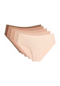 Vijf paar naadloze, lichtgewicht slips in verschillende tinten beige tot bruin, met een gladde textuur en een minimalistisch ontwerp.