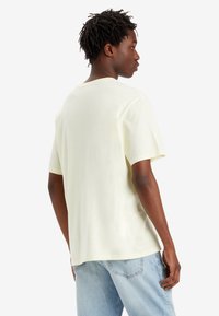 Levi's® RELAXED FIT GRAPHIC TEE - Camiseta básica - ssnl headline pear sorbet