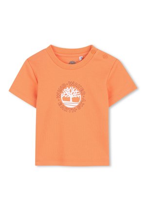 Orangefarbenes Baby-T-Shirt mit kurzen Ärmeln, rundem Ausschnitt, Druckknöpfen an den Schultern und naturbezogenem Logo mit der Aufschrift "Wind, Wasser, Erde, Himmel" auf der Vorderseite.