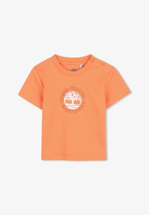 Orangefarbenes Baby-T-Shirt mit kurzen Ärmeln, rundem Ausschnitt, Druckknöpfen an den Schultern und naturbezogenem Logo mit der Aufschrift "Wind, Wasser, Erde, Himmel" auf der Vorderseite.