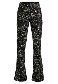 Svarta utsvängda byxor med ett vitt abstrakt mönster, med resårmidja och en texturerad tyg för flexibilitet och komfort.