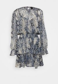 Šaty s potiskem hadí kůže v modré a béžové barvě, vyrobené z lehkého materiálu, s dlouhými rukávy, smockovaným pasem a vrstveným volánkovým lemem.