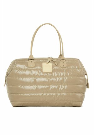 Sac matelassé beige avec une texture brillante. Dispose de poignées doubles, d'une fermeture éclair et d'accents en cuir. Conception compacte mais spacieuse.