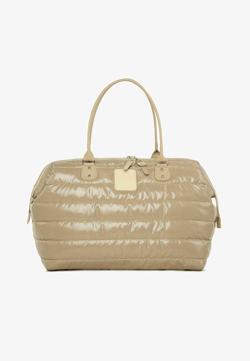 Borsa puffa beige con texture lucida e trapuntata. Presenta doppiose maniglie, una chiusura con zip e dettagli in pelle. Design compatto ma spazioso.