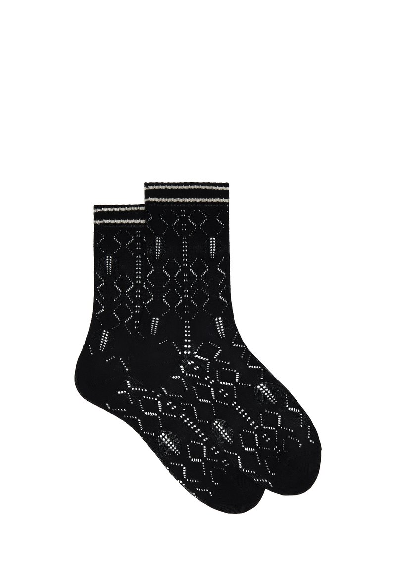 Calzini neri alla caviglia con un design a motivo che presenta forme geometriche. Include un polsino a strisce di contrasto nella parte superiore. Texture leggera.