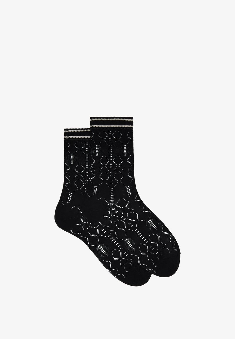 Schwarze Knöchelsocken mit einem gemusterten Design, das geometrische Formen zeigt. Enthält einen kontrastierenden gestreiften Bund an der oberen Seite. Leichte Textur.