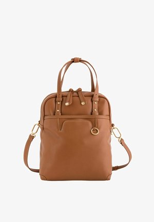 Bolso de cuero marrón con doble asa superior, bolsillo frontal con detalle de anillo dorado y correa de hombro desmontable sobre fondo blanco.