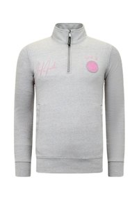 Grijze fleece pullover met een halve ritssluiting bij de kraag, voorzien van roze geborduurde tekst en een cirkelvormig logo met sterren. Voorzien van steekzakken aan de voorkant.