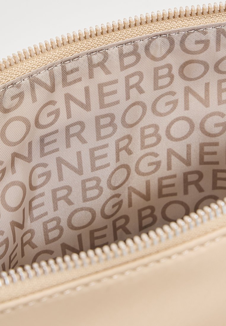 Innenansicht einer beigen, mit Reißverschluss versehenen Kosmetiktasche mit einer glatten, satinartigen Textur und wiederholtem "Bognere"-Branding in hellbraun.