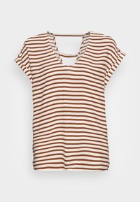 Blusa blanca de manga corta con rayas marrones horizontales y un escote en V que cuenta con dos tirantes traseros horizontales.