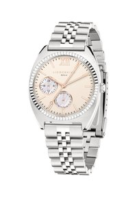 Silberne Armbanduhr mit einem strukturierten Metallarmband, cremefarbenem Zifferblatt, silbernen Akzenten und zwei kleinen Chronographen-Subdials. Mit römischer Ziffer XII.