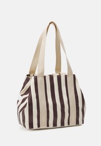 Borsa tote in tela con strisce verticali alternate marrone scuro e crema. Tessuto morbido, due manici beige robusti e forma strutturata.