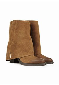 Bruine suède enkellaarzen met een unieke gevouwen ontwerp. Beschikt over een soepele neus, een lage hak en drie decoratieve knopen aan de zijkant.