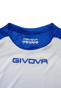 Hvid atletisk skjorte med blå detaljer, med rund halsudskæring og "GIVOVA"-logo broderet i blå på forsiden. Størrelsesmærker synlige.