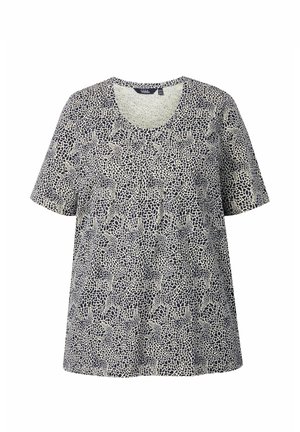 Kortemouwig navy en wit patroon shirt met onregelmatige mozaïekprint en afgeronde halslijn.