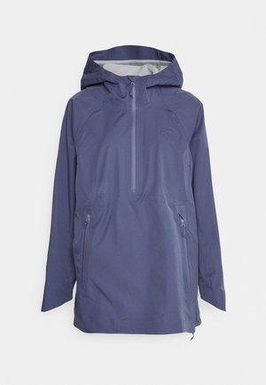 Marineblå vandtæt jakke med en halv lynlås foran, to sidelommer og hætte. Glat tekstur med et logo-accents på brystet.