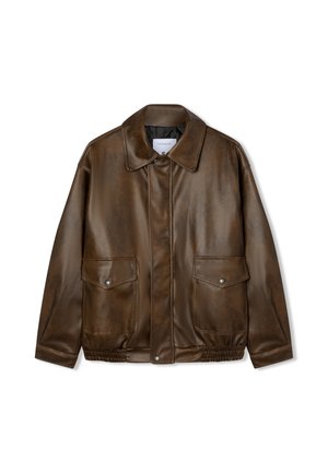 Giacca di pelle marrone con colletto, due tasche frontali e polsini elastici. Il design presenta una texture liscia e una vestibilità rilassata.