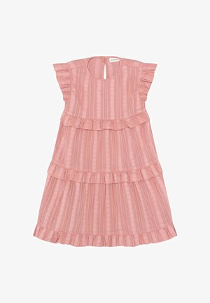Rosa ärmelloses Kinderkleid mit Stufen und Rüschen, texturierten vertikalen Streifen und einem Schlüsselloch-Knopfverschluss am hinteren Ausschnitt.