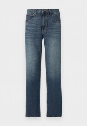 Jeans in denim blu a gamba dritta con effetto sbiadito, chiusura frontale con bottoni, cinque tasche e passanti per cintura, distesi su uno sfondo bianco.