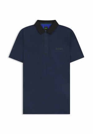Marineblå polo med sort krave, korte ærmer og et subtilt tekstureret mønster. Har et tonalt logo på brystet og en lige kant.