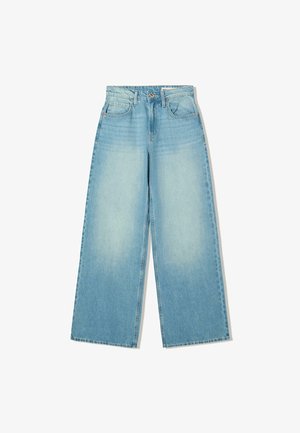 Jasnoniebieskie dżinsy typu wide-leg z denimu, z wysokim stanem, trzema przednimi kieszeniami oraz zapięciem na guzik z kontrastowym przeszyciem.