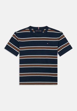 Camiseta de color azul marino con rayas horizontales en marrón, blanco y marrón claro. Cuello redondo clásico y mangas cortas. Pequeño logo en el pecho.