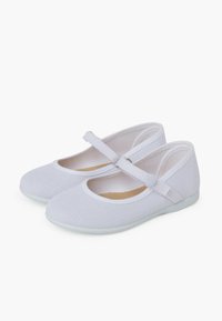 Weiße Ballettschuhe aus Stoff mit einer strukturierten Oberfläche, abgerundetem Zeh und einem Riemen über dem Spann. Flexible Gummisohle.