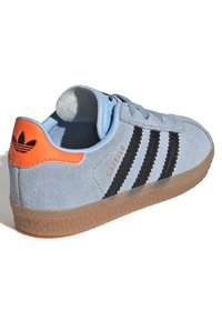 adidas Originals GAZELLE COMFORT CLOSURE ELASTIC LACES KIDS - Športni copati - clear sky/core black/solar orange